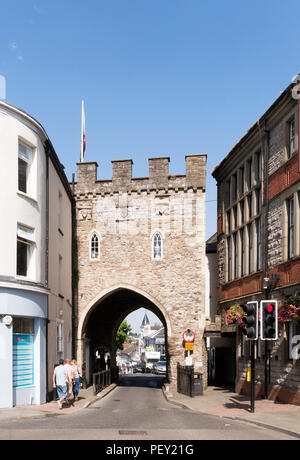 Chepstow Town Gate o arco, Monmouthshire, Wales, Regno Unito Foto Stock