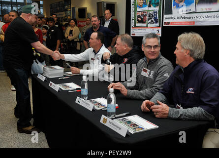 Gli allenatori di calcio un incontro con i tifosi durante il 2016 Pullman Tour di Febbraio 14, 2016 a Ramstein Air Base, Germania. Gli allenatori che hanno partecipato al tour sono Troy Calhoun, Air Force Academy head coach, Chip Kelly, San Francisco 49ers head coach, Chris Creighton, Eastern Michigan University head coach e Patrick Steenberge, Global Football fondatore. (U.S. Air Force foto/Airman 1. Classe Larissa Greatwood) Foto Stock