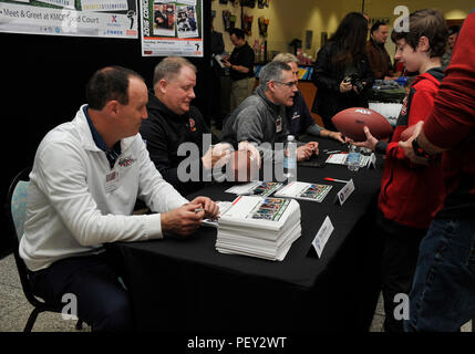 Allenatori del 2016 Pullman Tour firmare autografi per una ventola 14 Febbraio, 2016, a Ramstein Air Base, Germania. Gli allenatori che hanno partecipato al tour sono Troy Calhoun, Air Force Academy head coach, Chip Kelly, San Francisco 49ers head coach, Chris Creighton, Eastern Michigan University head coach e Patrick Steenberge, Global Football fondatore. (U.S. Air Force foto/Airman 1. Classe Larissa Greatwood) Foto Stock