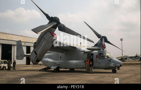 Una MV-22 Osprey si siede sul display per tailandesi, malesi e servizio giapponese i membri e gli spettatori al banco durante una evacuazione noncombatant dimostrazione come parte dell esercizio Cobra Gold 16 a Utapao, Thailandia, 17 febbraio 2016. La Osprey porta una corsa più lunga di gamma e una capacità maggiore per i materiali di consumo rispetto ai sistemi tradizionali di elicotteri, ma può accedere a spazi più ristretti rispetto a un tradizionale velivolo ad ala fissa. Cobra Gold è un multi-nazionale esercizio progettata per aumentare la collaborazione e far avanzare la regione del Pacifico per la pace e l'interoperabilità. La Osprey è con Marine mezzo squadrone Tiltrotor 262, ma Foto Stock