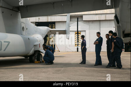 Un gruppo di Royal Thai i membri del servizio ispezionare una MV-22 Osprey durante una evacuazione noncombatant dimostrazione come parte dell esercizio Cobra Gold 16 a Utapao, Thailandia, 17 febbraio 2016. Durante la manifestazione di U.S. Marines impostare un Osprey per nazioni partner per visualizzare e tour mentre gli altri servizi esercitati noncombatant capacità di evacuazione. La Osprey porta una combinazione di ad ala fissa tradizionale e di un aeromobile a rotore alla casella degli strumenti in caso di calamità naturali o di tipo di evacuazione della situazione. Cobra Gold è un multi-esercizio nazionale destinato a far avanzare le capacità di cooperazione tra participatin Foto Stock