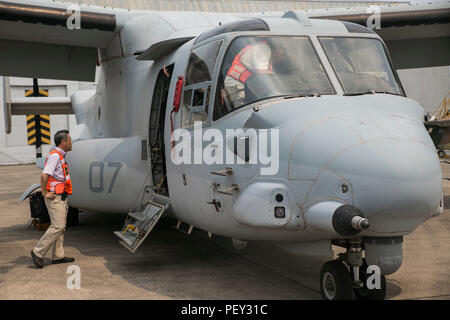 Gli osservatori giapponesi tour ed esaminare un MV-22 Osprey durante una evacuazione noncombatant dimostrazione come parte dell esercizio Cobra Gold 16 a Utapao, Thailandia, 17 febbraio 2016. Stati Uniti Marines mettere un Osprey su visualizzazione statica durante la manifestazione mentre nazioni partner esercitato le proprie capacità di evacuazione. La Osprey fornisce una maggiore autonomia di volo e una maggiore capacità di forniture rispetto ai sistemi tradizionali di elicotteri, ma consente ai membri di servizio per accedere alle aree più piccole rispetto ai tradizionali velivolo ad ala fissa. Cobra oro, nella sua trentacinquesima iterazione, è un multi-nazionale esercizio progettata per advan Foto Stock