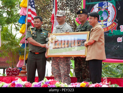 Da sinistra a destra: Col. Fatto Trika, difesa indonesiano Attaché; U.S. Esercito 1Lt. Quintin Duenas, dirigente, umanitaria azione civica sito 6, combinato comune civile operazioni militari Task Force; Royal Thai Army Brig. Gen. Kriengsak Mheethong; il sig. Patratorn Tienchai, governatore della provincia Sakeao. I visitatori illustri che terrà una cornice per una foto dell'edificio completato durante il periodo di divieto Phromnimit progetto di costruzione inaugurazione Feb. 16 a Sakeao, Thailandia. La costruzione a divieto Phromnimit era uno dei sei umanitaria azione civica di siti in cui il Thai, USA e partner della nazione mil Foto Stock