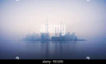 Skyline di Shanghai in Cina durante un inquinato e nebbiosa mattina , smog , Foto Stock