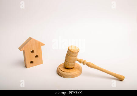 Una casa di legno e un martello del giudice. Il permesso di costruzione. Corte casi di edifici residenziali. Conflitto tra vicini. Demolizione di Foto Stock