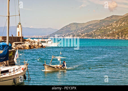 CAMOGLI, Italia - maggio 13,2013 ingresso di una barca di pesce al porto di Camogli, fisher village vicino a Genova sulla costa ligure Foto Stock