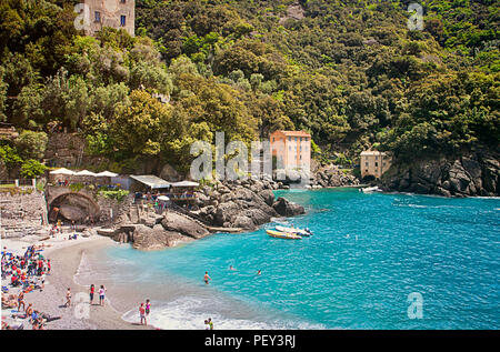 SAN FRUTTUOSO, Italia - 13 maggio 2013 Liguria Italia - le acque blu di San Fruttuoso baia vicino a Genova, un piccolo pezzo di paradiso Foto Stock