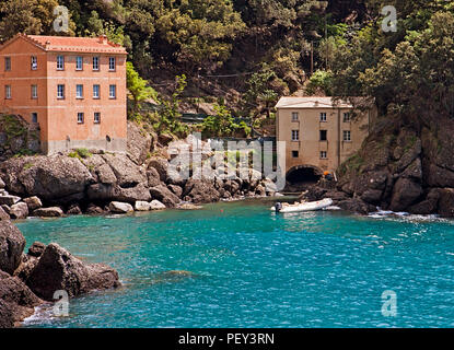 Liguria Italia - le acque blu di San Fruttuoso baia vicino a Genova il golfo del Tigullio costa, un piccolo pezzo di paradiso accessibile a piedi o via mare Foto Stock