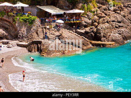 SAN FRUTTUOSO, Italia - 13 maggio 2013 Liguria Italia - le acque blu di San Fruttuoso baia vicino a Genova il golfo del Tigullio costa, un piccolo pezzo di pa Foto Stock