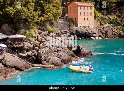 SAN FRUTTUOSO, Italia - 13 maggio 2013 Liguria Italia - le acque blu di San Fruttuoso baia vicino a Genova il golfo del Tigullio costa, un piccolo pezzo di pa Foto Stock