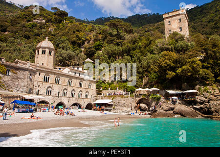 SAN FRUTTUOSO, Italia - 13 maggio 2013 del panorama mozzafiato della baia di San Fruttuoso vicino a Genova con la vecchia abbazia dal decimo secolo è accessibile solo da un PED Foto Stock