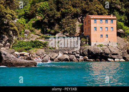 Liguria Italia - le acque blu di San Fruttuoso baia vicino a Genova il golfo del Tigullio costa, un piccolo pezzo di paradiso Foto Stock