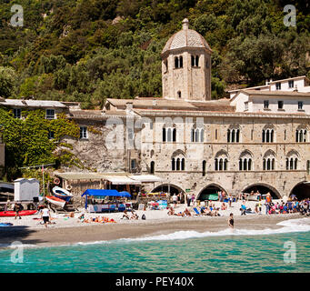 SAN FRUTTUOSO, Italia - 13 maggio 2013 la riva di San Fruttuoso baia sulla costa ligure vicino a Genova con la vecchia abbazia dal decimo secolo Foto Stock