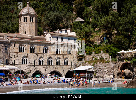 SAN FRUTTUOSO, Italia - 13 maggio 2013 la riva di San Fruttuoso baia sulla costa ligure vicino a Genova con la vecchia abbazia dal decimo secolo Foto Stock