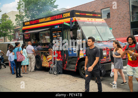 I clienti fedeli la linea fino a Frankys Souvlaki Astoria cibo carrello in Astoria quartiere di Queens a New York Domenica, 12 agosto 2018. Il carrello, uno degli onnipresenti carrelli di cibo che sono cresciuti, serve cucina greca e mediterranea ai suoi fedeli seguaci e ha un ATM ad esso collegato. (Â© Richard B. Levine) Foto Stock