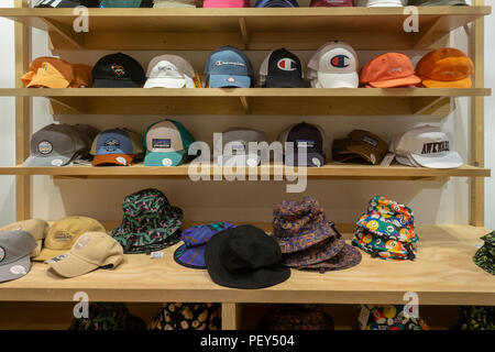 La benna di cappelli e cappucci di marca in un Urban Outfitters store retail in Herald Square a New York il giovedi 9 agosto 2018. I dettaglianti sono sperando che un revival
