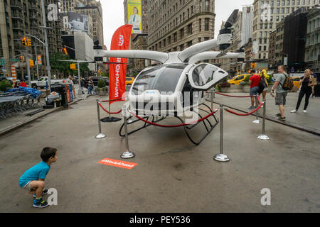 Un cavallo da tiro SureFly elicottero elettrico sul visualizzatore in corrispondenza di un evento di branding in Flatiron Plaza di New York lunedì, 13 agosto 2018. Il SureFly è un elicottero personale/velivolo VTOL con un obiettivo di prezzo sotto $200.000 quando diventa disponibile. (© Richard B. Levine) Foto Stock