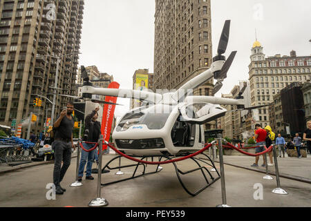 Un cavallo da tiro SureFly elicottero elettrico sul visualizzatore in corrispondenza di un evento di branding in Flatiron Plaza di New York lunedì, 13 agosto 2018. Il SureFly è un elicottero personale/velivolo VTOL con un obiettivo di prezzo sotto $200.000 quando diventa disponibile. (Â© Richard B. Levine) Foto Stock