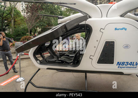 Un cavallo da tiro SureFly elicottero elettrico sul visualizzatore in corrispondenza di un evento di branding in Flatiron Plaza di New York lunedì, 13 agosto 2018. Il SureFly è un elicottero personale/velivolo VTOL con un obiettivo di prezzo sotto $200.000 quando diventa disponibile. (Â© Richard B. Levine) Foto Stock