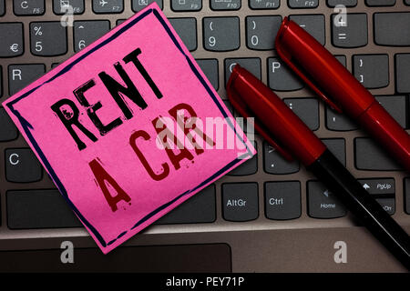 La scrittura della nota mostra Rent A Car. Business photo presentazione di pagare per la temporanea di utilizzo del veicolo da un giorno a mesi carta rosa ispirazione tastiera c Foto Stock