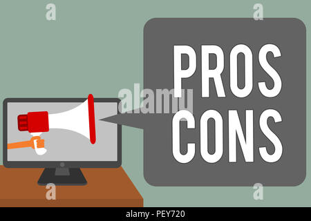 La scrittura della nota mostra Pro Cost. Business photo vetrina per le favorevoli e sfavorevoli fattori o motivi di uomo tenere megafono altoparlante co Foto Stock