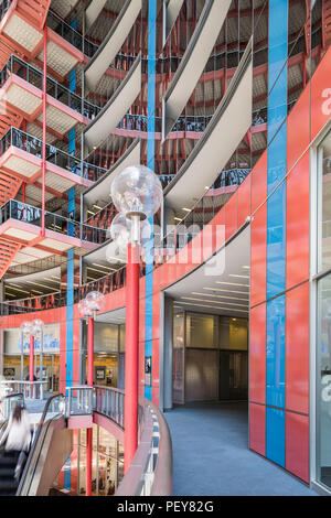 Atrio Interno del James R. Thompson Center - Stato di Illinois edificio progettato da Helmut Jahn Foto Stock