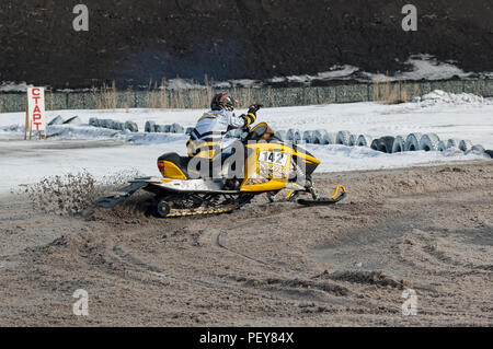 Tyumen, Russia - marzo 08. 2008: IV stadio di personal-team del Campionato di Ural del distretto federale di sovra-Snow cross-country. Il pilota di motoslitte sullo sport Foto Stock