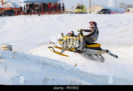 Tyumen, Russia - 26 dicembre. 2009: Sport snowmobile racing sul campionato della regione degli Urali. Sportivo in motoslitta sulla via Foto Stock