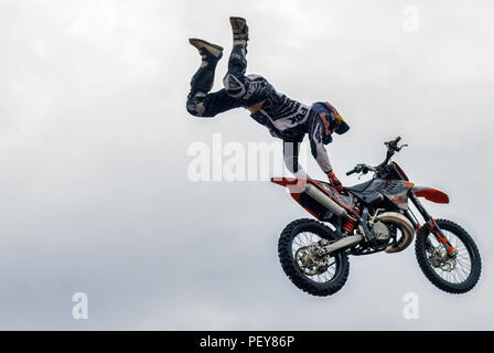 Tyumen, Russia - 10 Giugno 2009: Red Bull X-Fighters Exhibition Tour. Freestyle Motocross. Atleta effettua un trucco Foto Stock