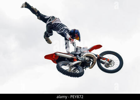 Tyumen, Russia - 10 Giugno 2009: Red Bull X-Fighters Exhibition Tour. Freestyle Motocross. Atleta effettua un trucco Foto Stock