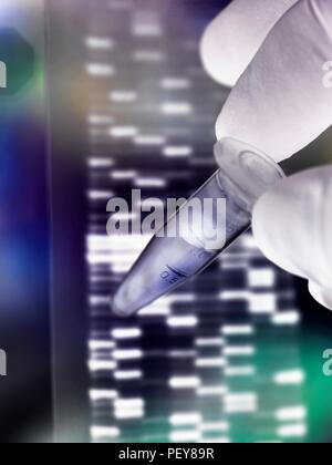 Scienziato tenendo un DNA (acido desossiribonucleico) campione in un tubo con i risultati illustrati su di un gel di DNA. Foto Stock