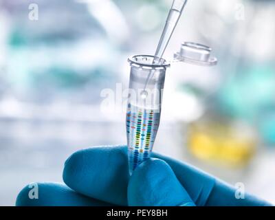 Immagine composita del DNA (acido desossiribonucleico) i risultati dei test su un tubo Eppendorf contenente un campione di DNA. Foto Stock