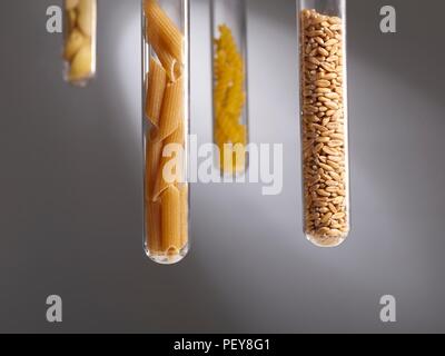 Gli alimenti contenenti carboidrati in tubi di prova, studio shot. Foto Stock