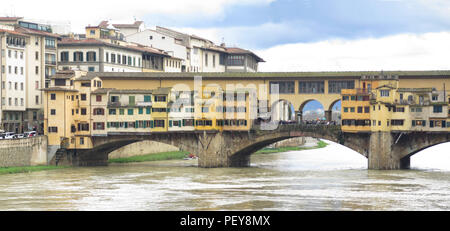 Ponte Vecchio ponte di Arco sopra il fiume Arno Foto Stock