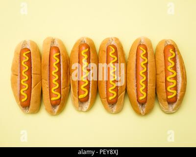 Hot Dogs contro uno sfondo semplice. Foto Stock