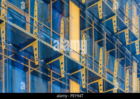 Tenda in vetro parete di facciata. Elementi di fissaggio elementi di Spider Glass Sistema. Dettaglio della facciata. Architettura di sfondo astratto. Foto Stock
