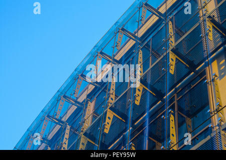 Tenda in vetro parete di facciata. Elementi di fissaggio elementi di Spider Glass Sistema. Dettaglio della facciata. Architettura di sfondo astratto. Foto Stock