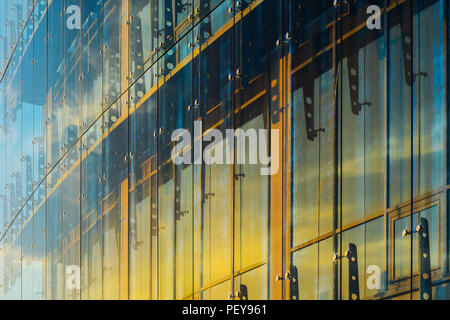 Tenda in vetro parete di facciata. Elementi di fissaggio elementi di Spider Glass Sistema. Dettaglio della facciata. Architettura di sfondo astratto. Foto Stock