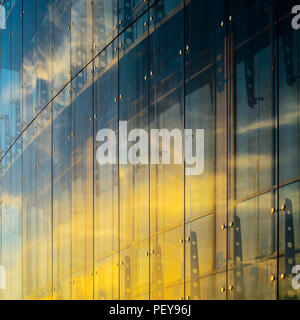 Tenda in vetro parete di facciata. Elementi di fissaggio elementi di Spider Glass Sistema. Dettaglio della facciata. Architettura di sfondo astratto. Foto Stock