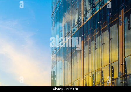 Tenda in vetro parete di facciata. Elementi di fissaggio elementi di Spider Glass Sistema. Dettaglio della facciata. Architettura di sfondo astratto. Foto Stock