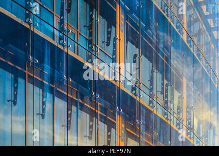 Tenda in vetro parete di facciata. Elementi di fissaggio elementi di Spider Glass Sistema. Dettaglio della facciata. Architettura di sfondo astratto. Foto Stock