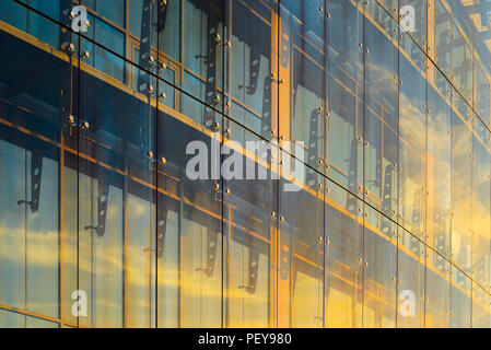 Tenda in vetro parete di facciata. Elementi di fissaggio elementi di Spider Glass Sistema. Dettaglio della facciata. Architettura di sfondo astratto. Foto Stock