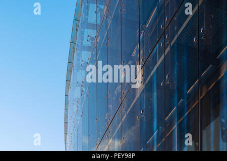 Tenda in vetro parete di facciata. Elementi di fissaggio elementi di Spider Glass Sistema. Dettaglio della facciata. Architettura di sfondo astratto. Foto Stock