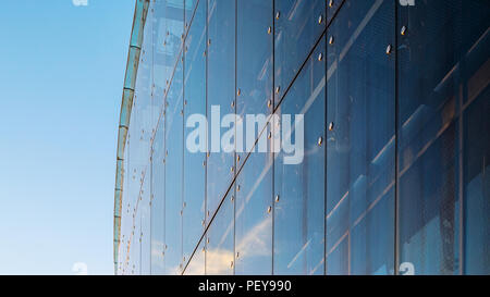 Tenda in vetro parete di facciata. Elementi di fissaggio elementi di Spider Glass Sistema. Dettaglio della facciata. Architettura di sfondo astratto. Foto Stock