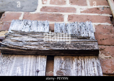 primo piano su vecchia serranda di legno Foto Stock