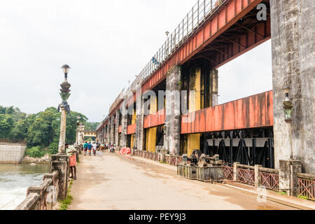 Pouur manutenzione di infrastrutture di diga in India come Bhoothathankettu Barriage Dam dal Kerala, India Foto Stock