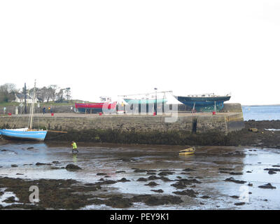 Barche in fuori di acqua a bassa marea, Irlanda Foto Stock