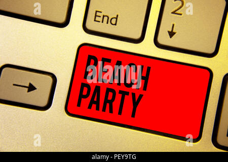 La grafia la scrittura di testo party in spiaggia. Concetto significato di piccoli o grandi festival che si tiene sulle rive del mare di solito indossando un bikini tastiera tasto rosso intenzione creat Foto Stock