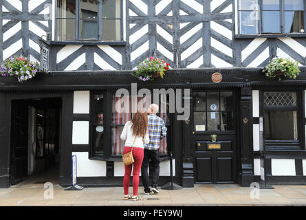 Il Tudor di Lichfield cafe e pub, sull'alesaggio Street, nella città di Lichfield, Staffordshire, Regno Unito Foto Stock