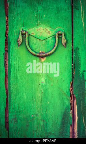 Sfondo rustico dettaglio di una porta di legno con una semplice impugnatura Foto Stock